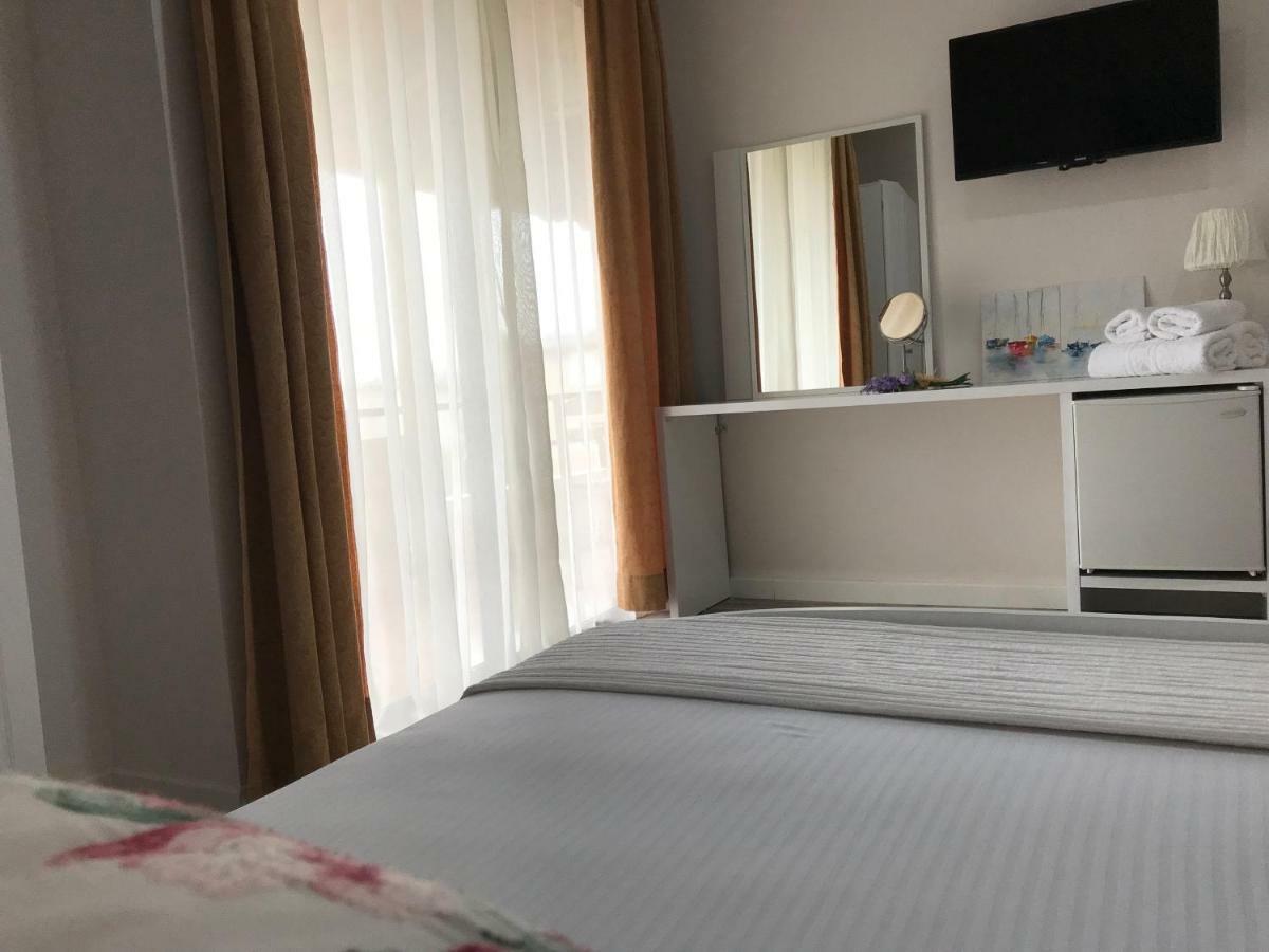 Joy Hotel Sarandë Buitenkant foto
