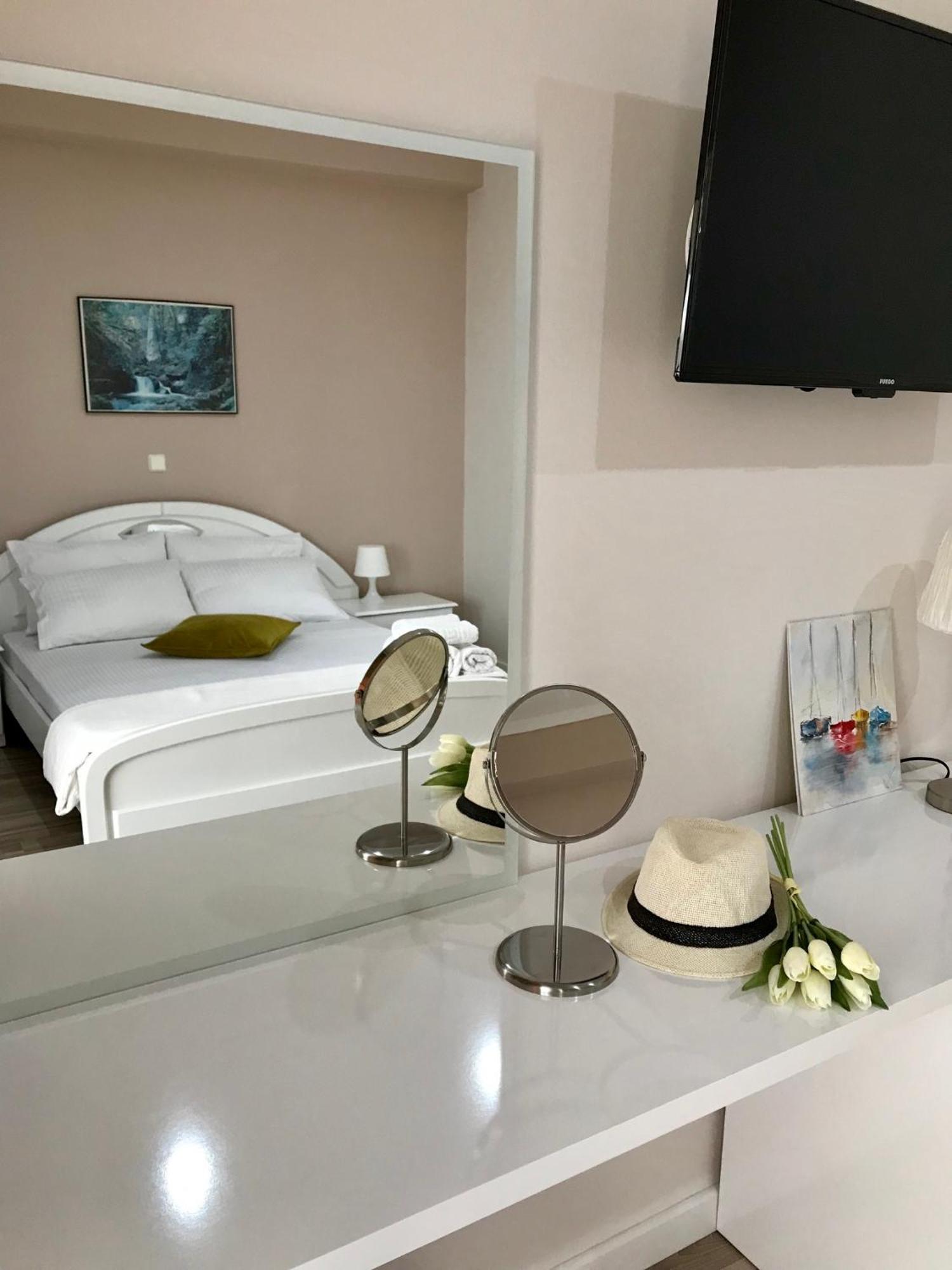 Joy Hotel Sarandë Buitenkant foto